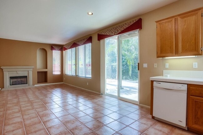 Building Photo - Available Now!! Spacious 4 Bedroom Plus a ...