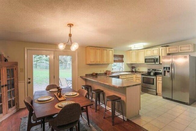 Building Photo - 820 Chestwood Ave