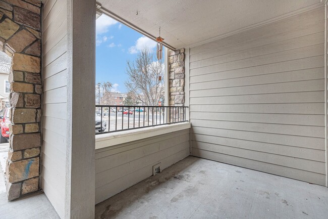 Building Photo - Bright & Spacious End-Unit Townhome with High Ceilings, Fireplace and over 1500 sqft of Living Sp...