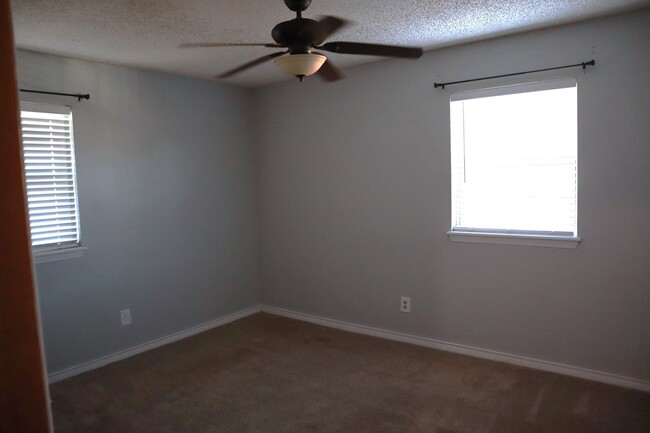 Building Photo - Charming 3 bedroom 1 bath on an Oversized lot