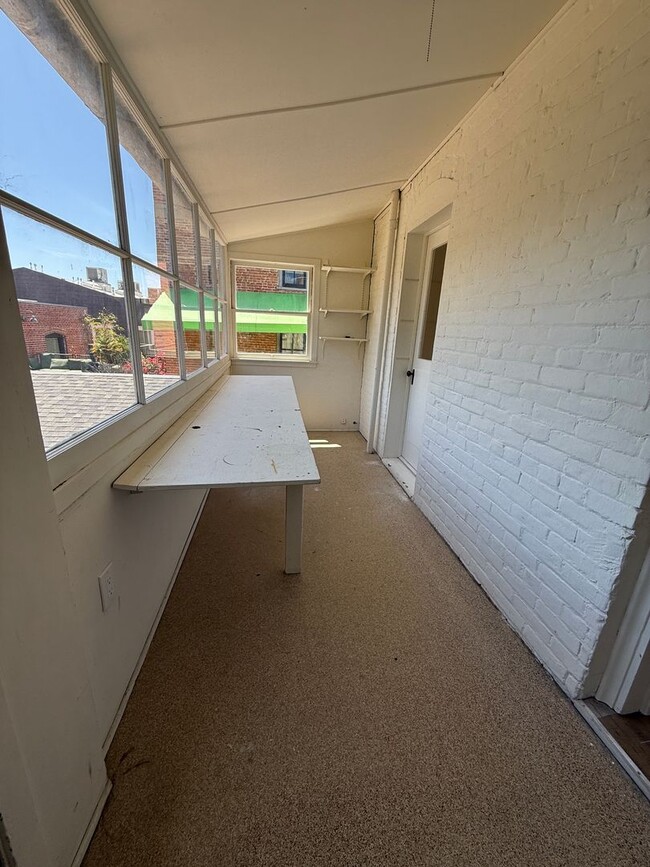 Building Photo - 2 Bedroom, 1 bathroom second floor apartme...
