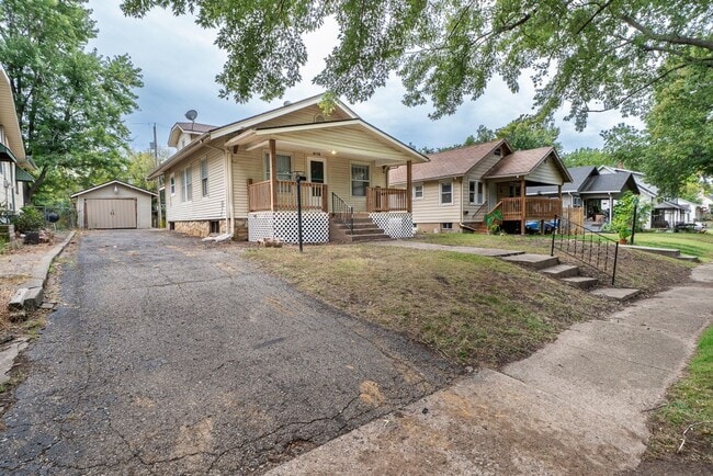 Building Photo - 2215 SW Hazelton Ct