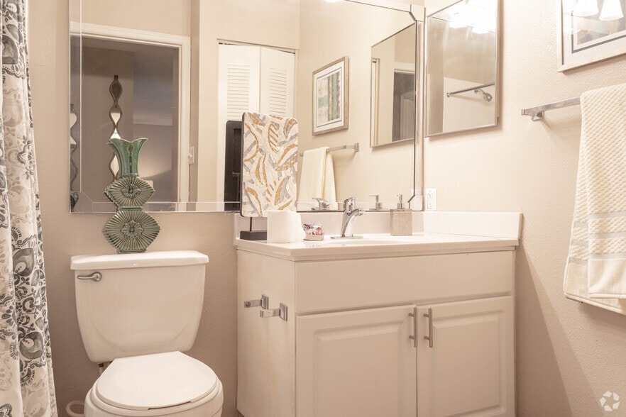 Interior Photo - Winthrop West