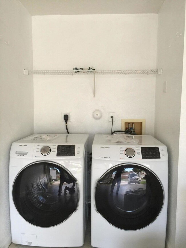 Building Photo - 5900 Azalea Cir