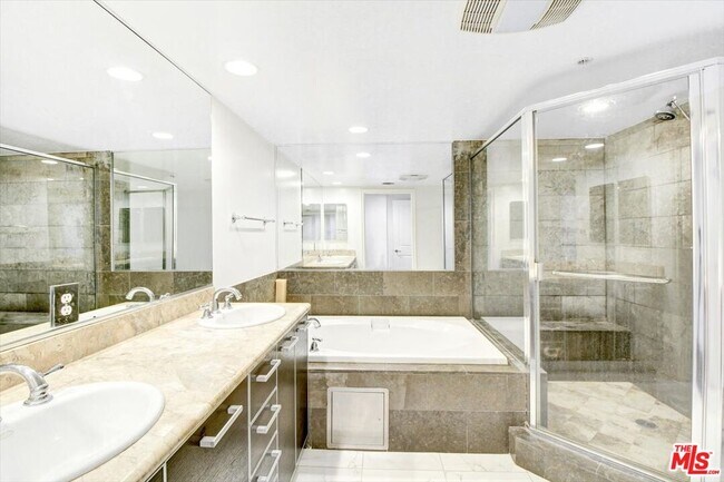 Building Photo - 1319 N Detroit St