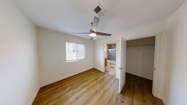 Building Photo - Remodeled! LARGE Living Room!