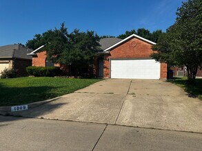 Building Photo - Amazing home in Farmington Estates!