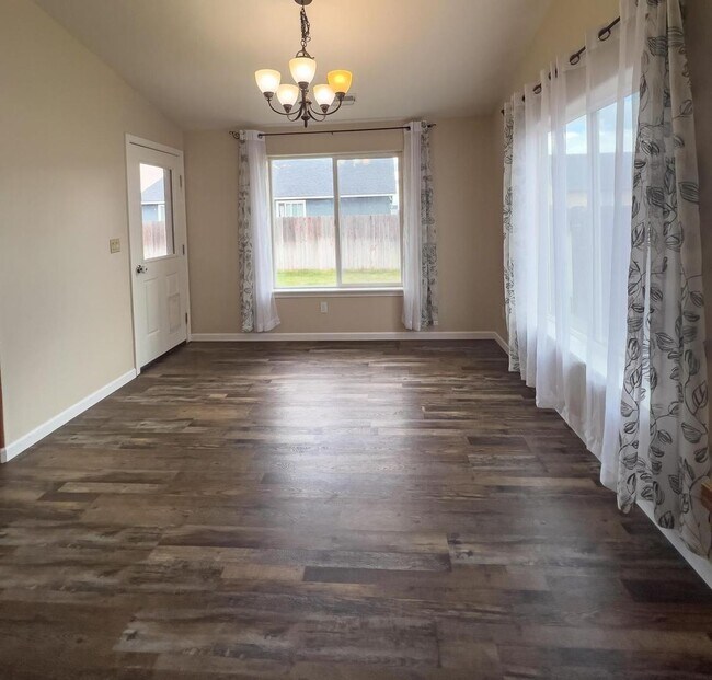 Building Photo - 3 Bed Home with Attached Garage