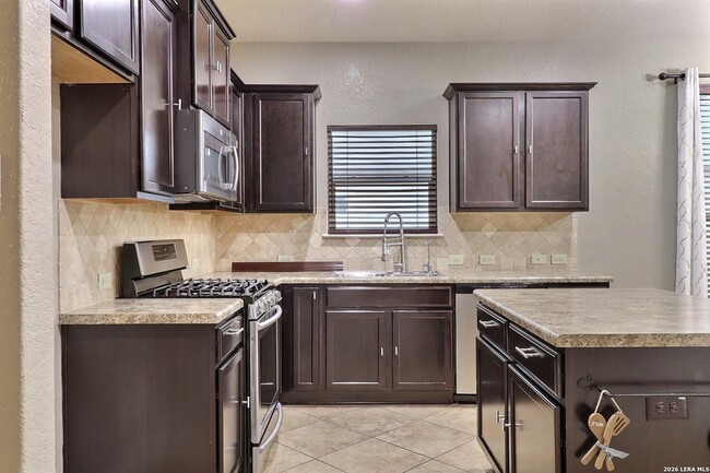 Building Photo - 211 Finch Knoll