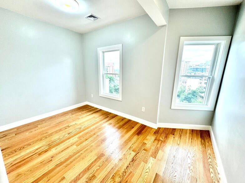 Building Photo - 24 Darling St