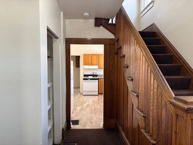 Building Photo - 524 S Forest Ave