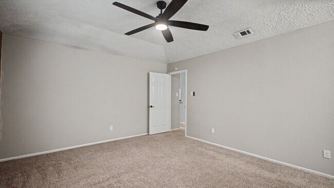 Building Photo - 215 Redbud Cir