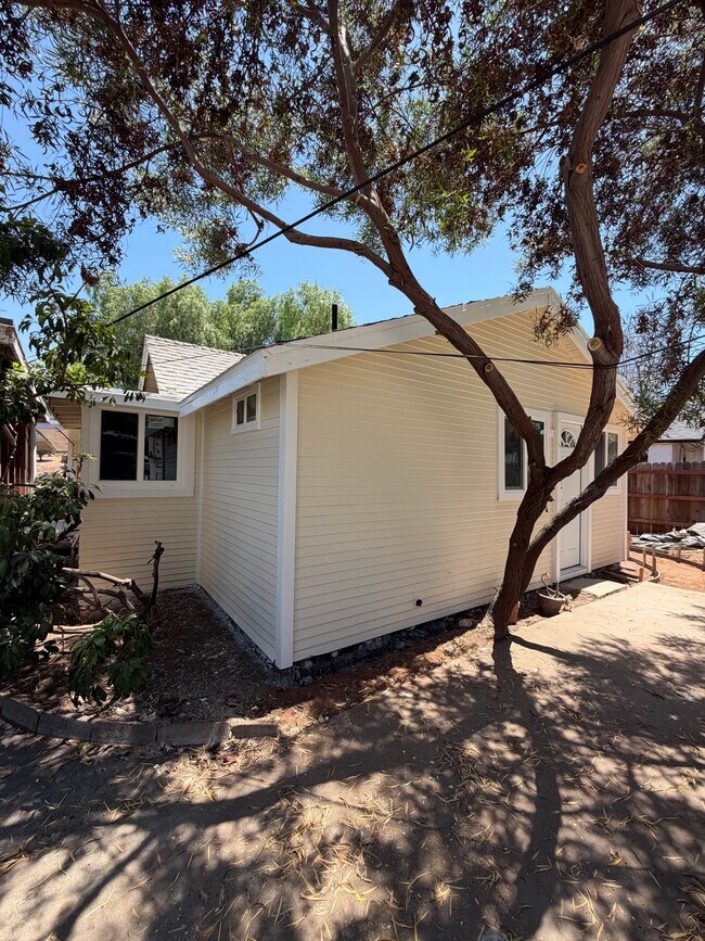 Building Photo - 2420 Ridgeway Dr