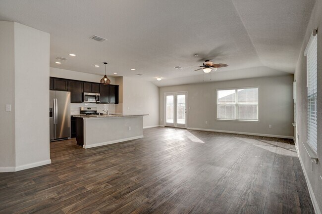 Building Photo - Charming 4/BR 2/BA One-Level Home with Spa...