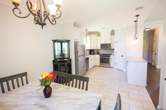 Building Photo - Trendy 4 bedroom, 2 bath home in coveted D...