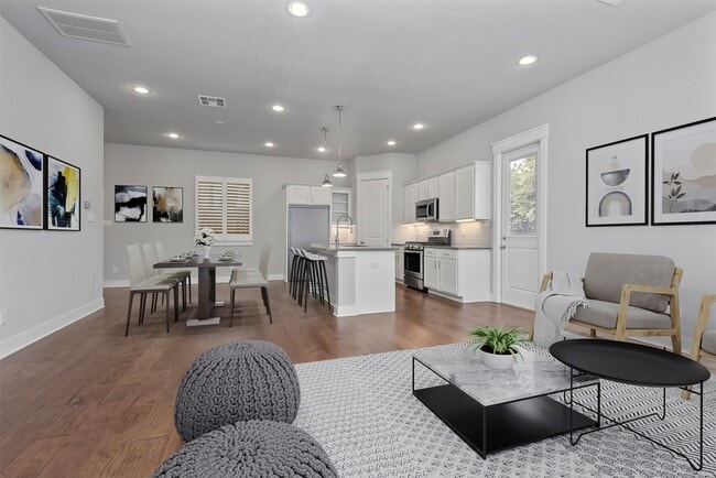 Building Photo - 909 Oak St