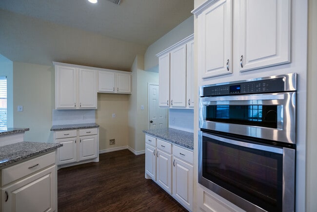 Building Photo - 4BR SFR • Walk-In Pantry • Fenced Yard in Coventry