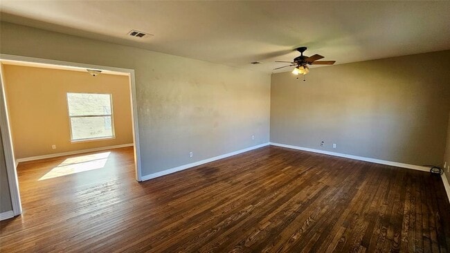 Building Photo - 919 W 6th St