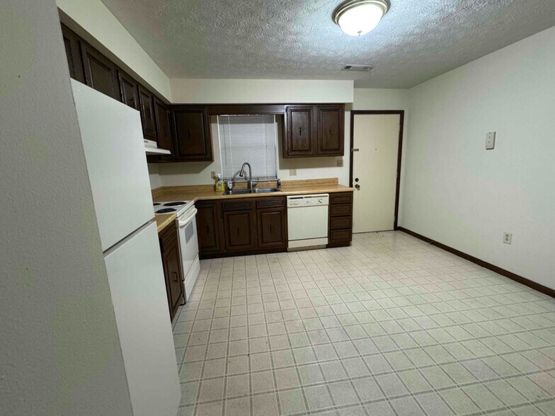 Building Photo - 108 Garden Ln