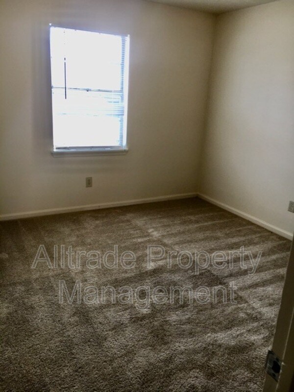 Building Photo - 2366 Chauvin Dr