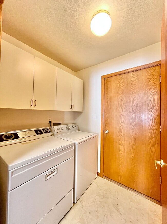 Building Photo - Spacious 3 bedroom/3 bath Townhome with 2 car Attached Garage and Private Yard in Evans, CO