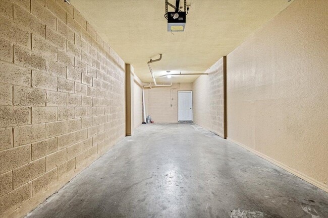 Building Photo - 110 SW Peacock Blvd