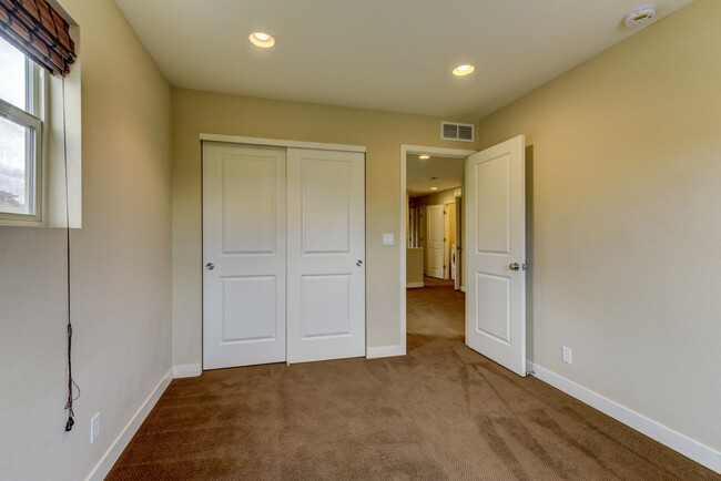 Building Photo - Beautiful 3 bed Uptown Broomfield Townhome...