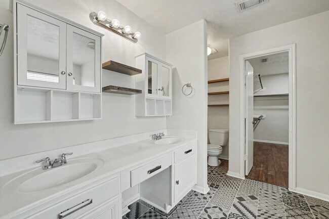 Building Photo - 25338 Barmby Dr
