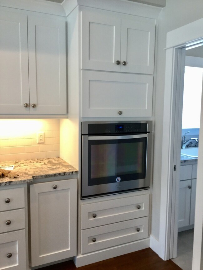 Building Photo - Stunning Newer Build in Stonegate Estates!!