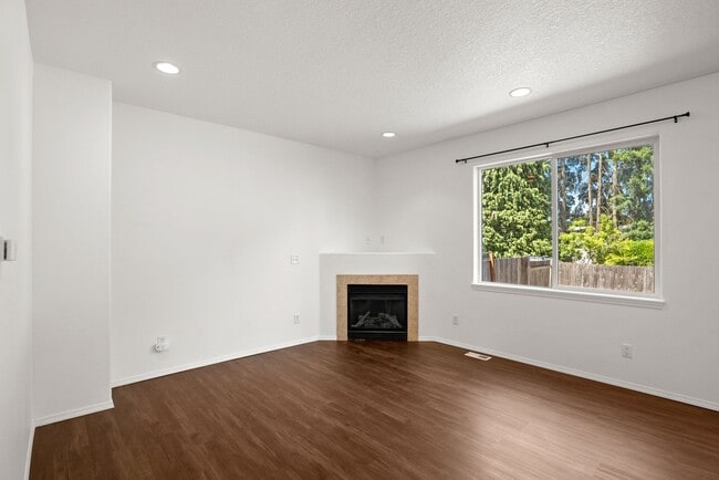 Building Photo - Recently updated 3 bedroom, 2.5 bath Townhouse in Beaverton