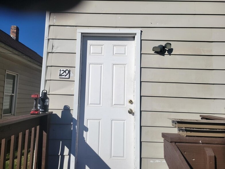 Building Photo - 129 Manhattan St