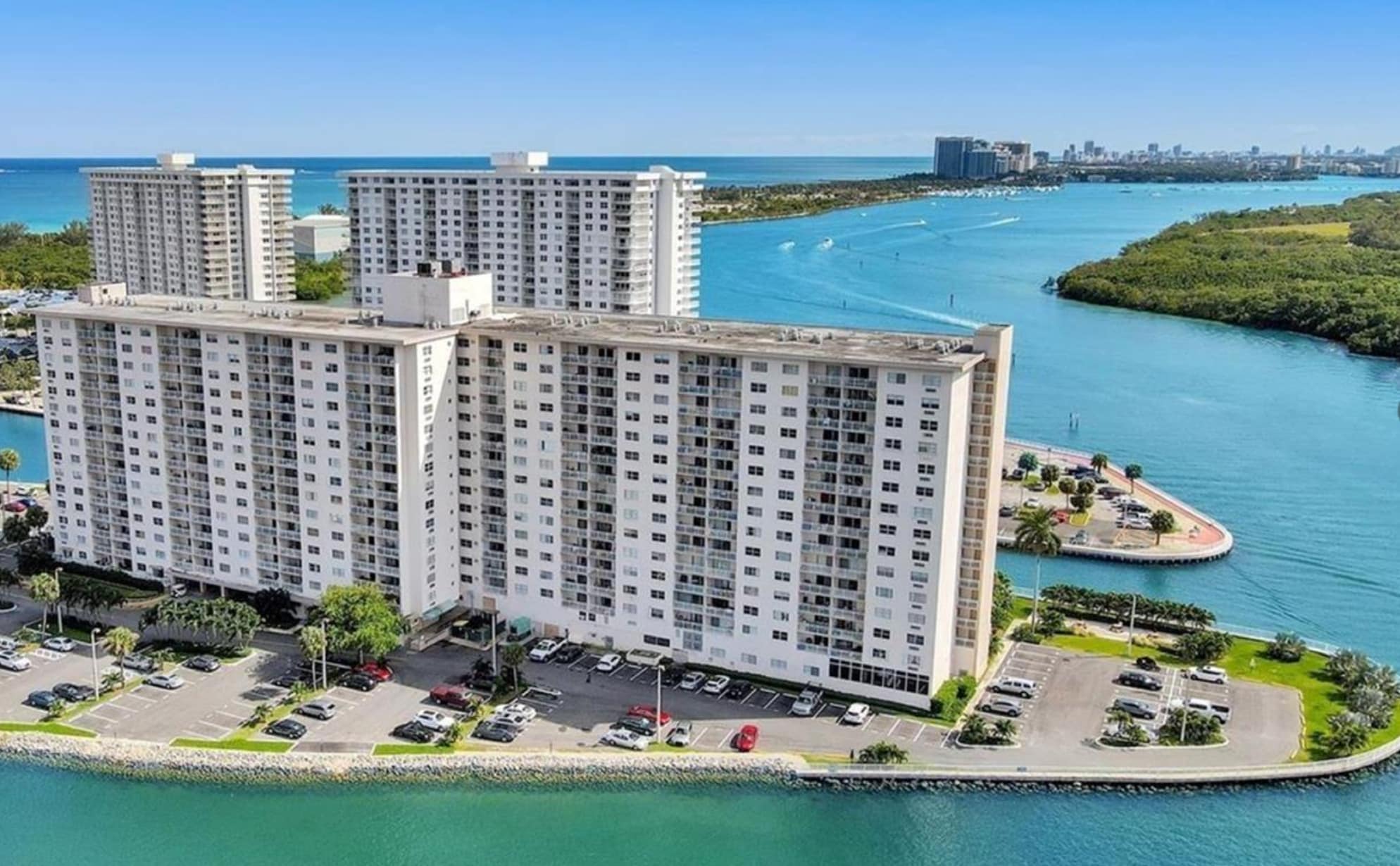 Building Photo - 400 Kings Point Dr