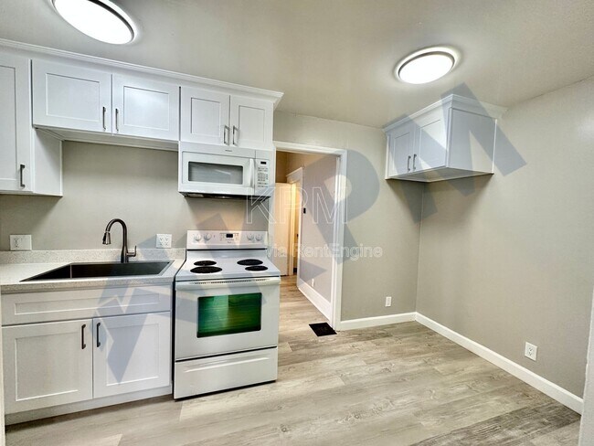 Building Photo - 121 E Lockeford St