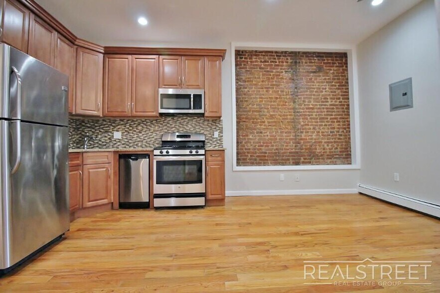 Building Photo - Renovated 3 BR with W/D! in Bed Stuy Townhouse