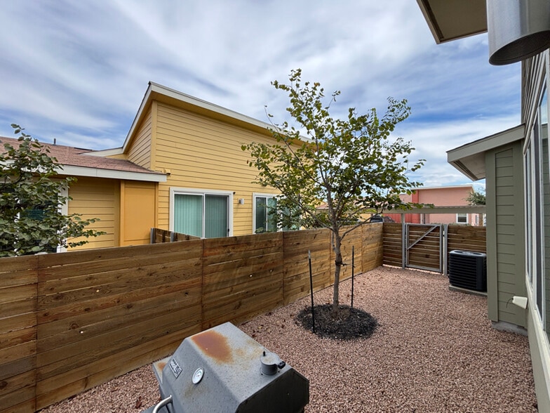 Building Photo - 151 Rikardson St