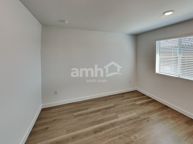 Building Photo - 9714 N Rancho Lozano
