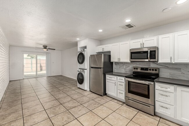 Interior Photo - Granada Gardens