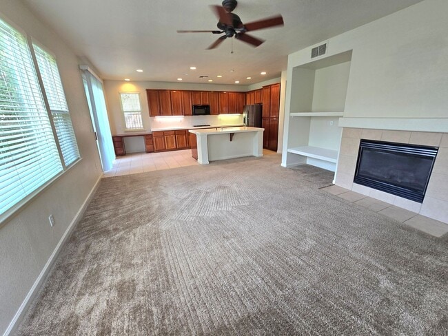 Building Photo - Wonderful 4 bedroom 3 full bath in the Wildhorse Golf Course Community.