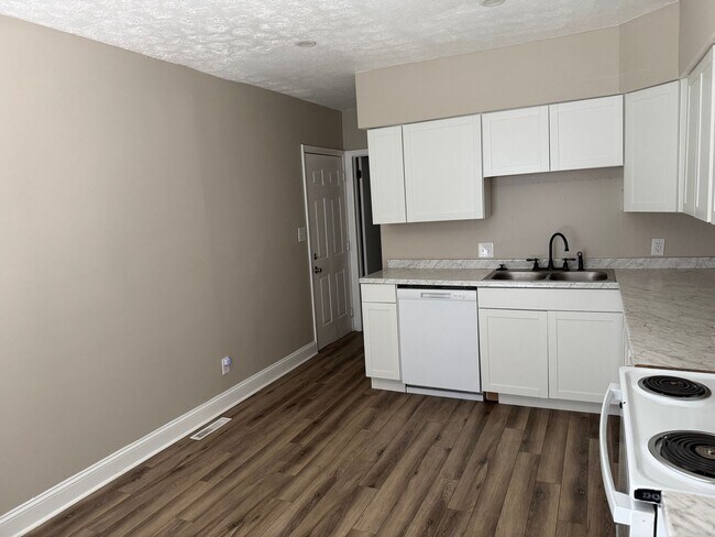 Building Photo - 3 Bedroom, 1 Bath Ranch Home in Columbus' ...