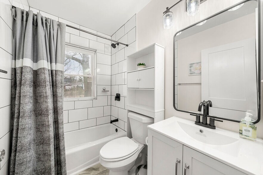 Full Bathroom - 711 Campbell Cir
