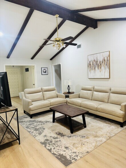 Building Photo - 8339 Thorncliff Dr