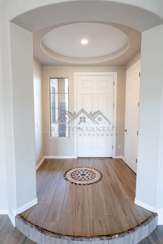 Building Photo - 2425 E Redwood Ct