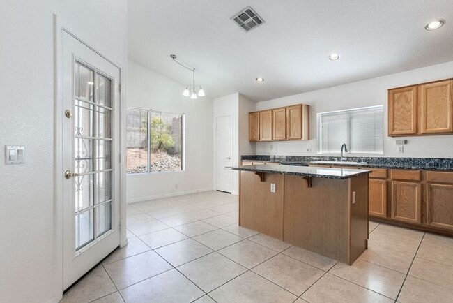 Building Photo - Enjoy an open floor plan with all appliances!