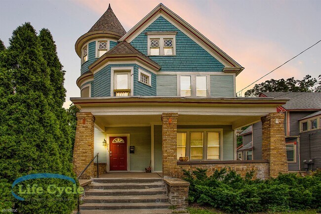 Building Photo - 2 br, 1 bath Triplex - 248 Henry Ave SE