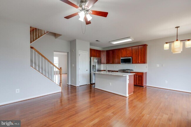 Building Photo - Spacious 3-level townhome with a 2-car garage in the desirable South Riding community.
