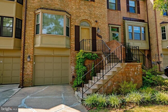 Building Photo - 215 Lynn Manor Dr