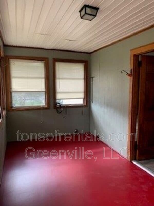 Building Photo - 14 Iselin St