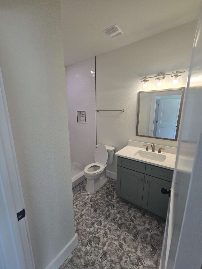 Building Photo - New Construction, 3 bed 3 bath near downtown!
