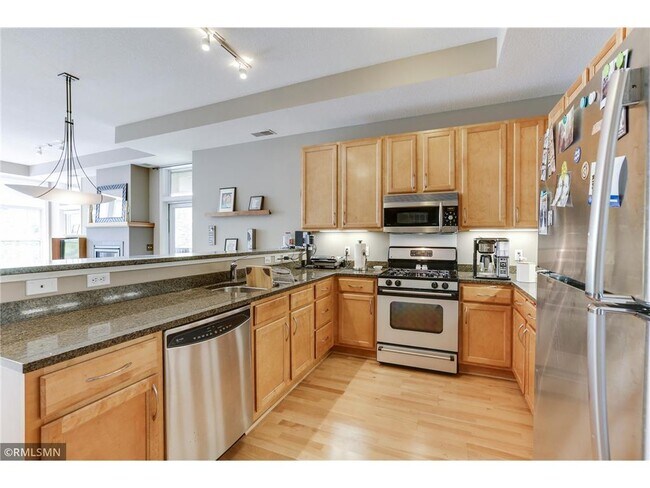 Building Photo - 851 River Mews Ct