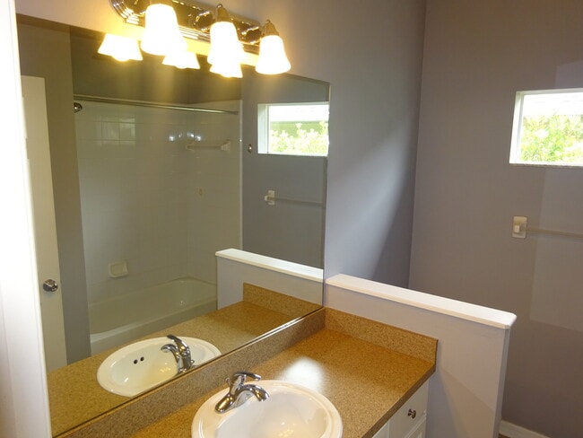 Building Photo - Great Home in Ellis Park. Sub Lease